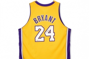 科比首件親穿24號球衣拍出88.9萬美元 06年曾以10000美元出售