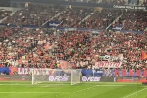 奧薩蘇納主場對陣赫塔費(fèi)的比賽，球迷展示橫幅抗議以色列