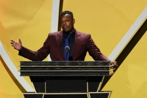 皮爾斯：有女孩用手機(jī)查隊里每個人的薪資 專挑中后段的球員下手