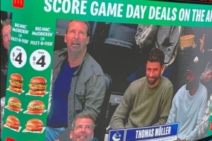 業(yè)余生活豐富！穆勒社媒曬觀看冰球比賽照片：感謝邀請