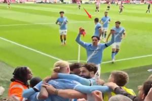 ??細(xì)！羅德里慶祝時(shí)招呼兩名隊(duì)友留在對(duì)方半場(chǎng)，防止對(duì)手開(kāi)球