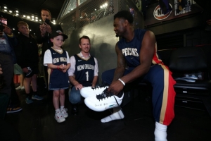 有愛的胖虎！錫安將球鞋送給戰(zhàn)勝癌癥的小球迷 并簽上：我的英雄