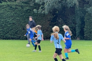 社區(qū)之光！伊勞拉帶伯恩茅斯贏球后，到草根女子青訓足球賽當邊裁