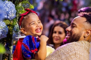 內(nèi)馬爾為女兒慶祝2歲生日，巴媒此前報(bào)道稱他花64萬歐辦生日派對