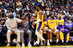 夸梅：詹姆斯干嘛非要布朗尼進NBA？后者該買30張保羅的DVD學(xué)學(xué)