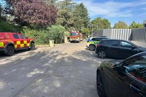 記者：維尼修斯房子火災(zāi)的起因是地下室桑拿房起火