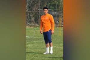 記者：馮伯元已回歸青島海牛，昨天下午參加了球隊的訓(xùn)練課