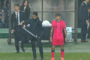 韓國隊(duì)半場調(diào)整，歸化球員卡斯特羅普替補(bǔ)登場！