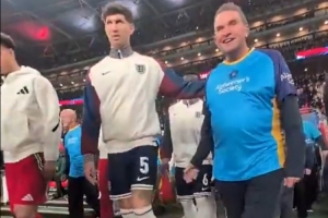 贊！英格蘭vs威爾士由癡呆癥患者陪同球員入場，下半場穿無名球衣