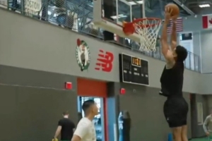 恢復(fù)速度驚人！塔圖姆曬原地雙手扣籃視頻：一定是鞋子的原因??