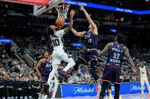 小卡：奧拉迪波的狀態(tài)非常好 他能在快攻中空接&有三分有突破