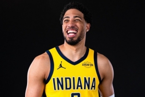 場邊觀戰(zhàn)指導(dǎo)的一年！哈利伯頓曬定妝照：生涯第6賽季 球員兼教練