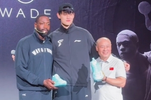 排面拉滿！李寧先生和韋德一起為曾凡博送上雙簽的韋德之道12戰(zhàn)靴