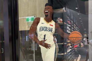 影響還在！墨爾本NBA球迷商店驚險現(xiàn)安真人大小樂高模型！