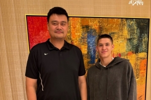 誰(shuí)來(lái)都得變成小矮人！籃網(wǎng)官方曬姚明與新秀杰明合影