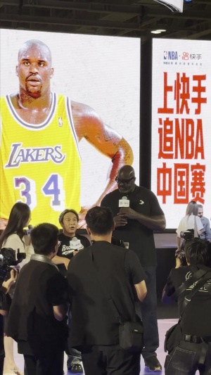 被奧尼爾質(zhì)疑太小！宋小寶錯失后者幫助 隨后搬出梯子完成扣籃