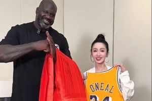 跨界聯(lián)動！婁藝瀟送奧尼爾馬面裙 后者回贈34號親簽球衣