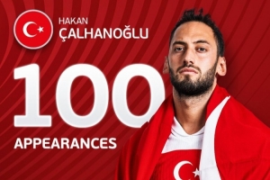 恰爾汗奧盧迎來土耳其國家隊100場里程碑，總共貢獻21球18助