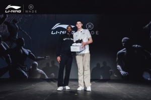 韋德出席簽約儀式！李寧旗下品牌韋德之道簽約籃網(wǎng)8號秀杰明