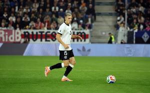 施洛特貝克：塔很出色在場(chǎng)上非常善于溝通 我們互補(bǔ)得很好