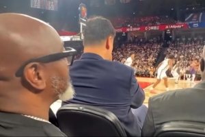 看了又好像沒看！球迷中國賽坐在姚明和奧尼爾身后 啥也看不見