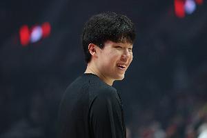 隊(duì)記：阿夫迪亞&利拉德更衣室學(xué)說中文 他們說“你好”這種太簡單