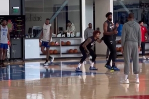 看來(lái)恢復(fù)不錯(cuò)！恩比德在訓(xùn)練時(shí)輪流和隊(duì)友進(jìn)行一對(duì)一單挑