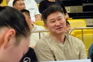 眼神犀利！杜鋒現(xiàn)場(chǎng)觀戰(zhàn)為廣東全運(yùn)女籃助威