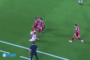 主帥應聲倒地！卡塔爾球員邊線貼臉大腳，皮球正中洛佩特吉面部