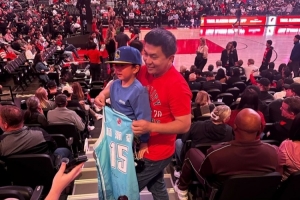 CBA元素！一位球迷拿著楊瀚森青島隊(duì)球衣觀戰(zhàn)開拓者vs勇士