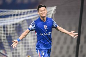 記者：蔣圣龍陪伴妻子生產后馬不停蹄趕回青島，準備明晚比賽