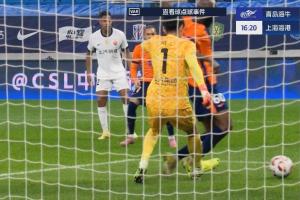 假摔！顏駿凌出擊蘭克爾-澤倒地，主裁看VAR后判定蘭克爾-澤假摔