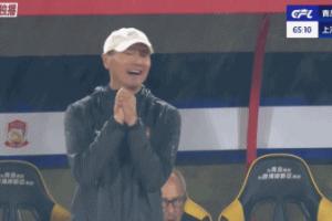 要被氣哭了！青島西海岸快攻被邊裁吹停，場邊邵佳一表情抓狂