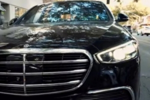 不差錢！鯊魚二兒子打視頻電話購買奔馳S580 13萬直接劃老爹卡