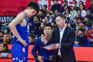 現(xiàn)場(chǎng)見(jiàn)證楊瀚森首秀！劉維偉：新賽季新開(kāi)始新挑戰(zhàn) 陪你共成長(zhǎng)