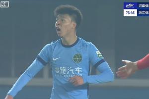 何超故意手球染黃，裁判未吹浙江有利進攻，王鈺棟憤怒砸球