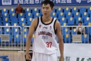 全力以赴！逄硯鈞的強硬球風奠定了廣州龍獅攻防兩端的底氣??