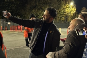 笑容溫暖純真??阿莫林在比賽結(jié)束后2小時(shí)仍在為球迷合影簽名