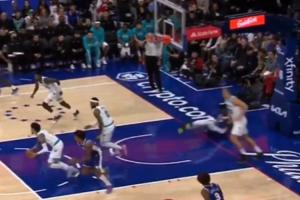 沾衣十八跌？恩比德腳下綿軟連續(xù)沖擊內(nèi)線(xiàn)倒地造犯規(guī)???♂?