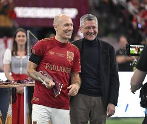 羅本：卡爾不能滿足于踢了1場好球 達(dá)到巔峰和保持巔峰是兩回事