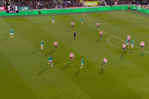 直接上天了！薩拉赫得球調(diào)整許久，一腳打門高得非常離譜