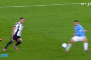 前裁判：吉拉踩小孔塞桑是明顯的點球，不解為什么裁判沒進行回看