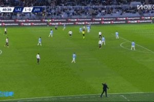 這沒踢進？弗拉霍維奇半空門機會中框，但也越位在先