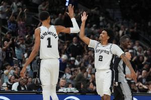 這個(gè)組合穩(wěn)了！文班+哈珀同時(shí)在場(chǎng) 進(jìn)攻效率聯(lián)盟第4 防守效率第1