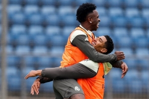 道歉后回歸訓(xùn)練！皇馬官方曬照：維尼修斯與貝林厄姆激情熊抱