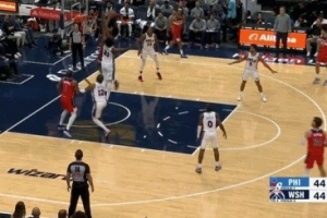 當(dāng)年也榜眼！巴格利中路持球突擊 力壓恩比德起飛雙手暴扣