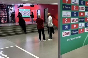 相談甚歡！記者：孔帕尼賽后與科隆主帥夸斯尼奧克交流