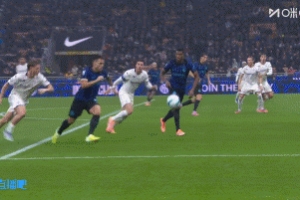 勞塔羅和埃斯波西托禁區(qū)先后倒地，裁判沒有表示