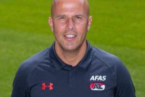 ??2019年41歲斯洛特初執(zhí)教鞭，在荷蘭5年從未遭遇3次及以上連敗