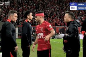 比賽第60分鐘，古爾芬克爾頭部受傷無(wú)法堅(jiān)持，德?tīng)柤佣嗵嫜a(bǔ)登場(chǎng)